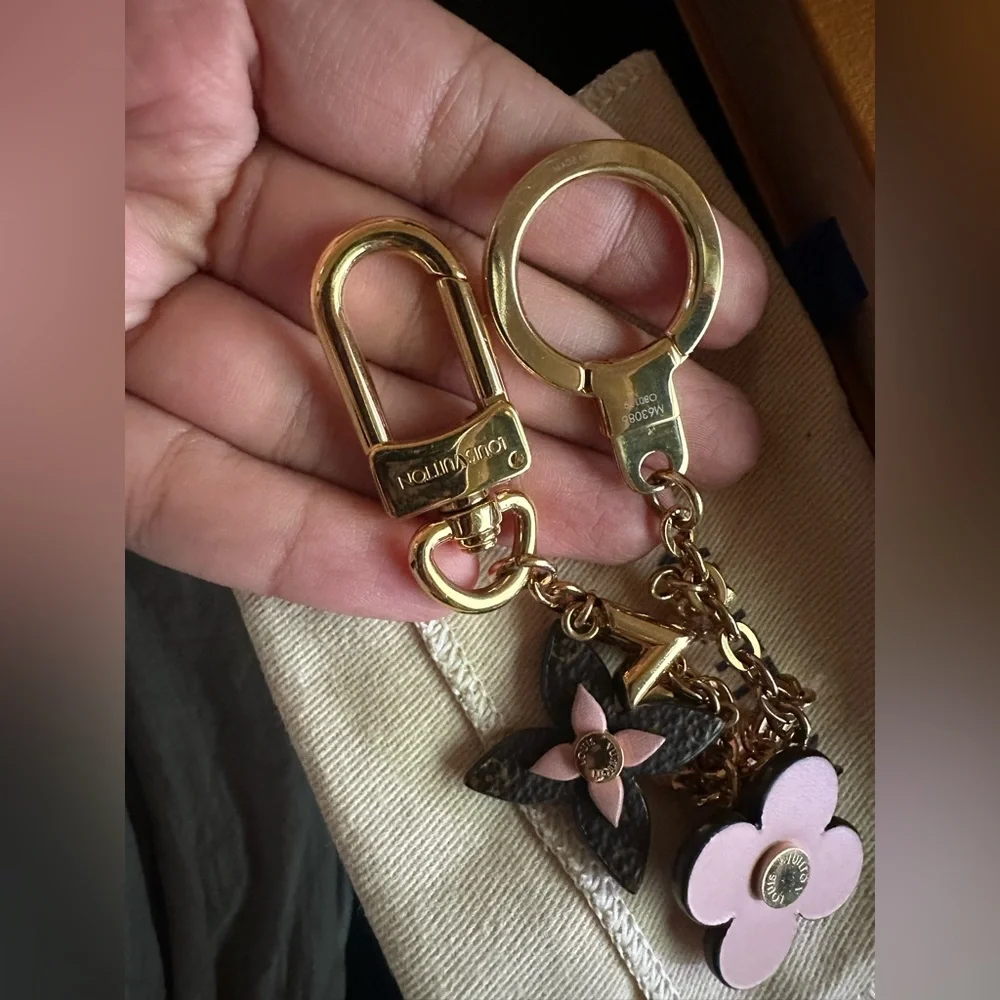 🎈Sold🎈Authentic Louis Vuitton Blooming flower charm - Picture 5 of 9